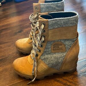 Sorel Tan and Gray Lace Up Boots